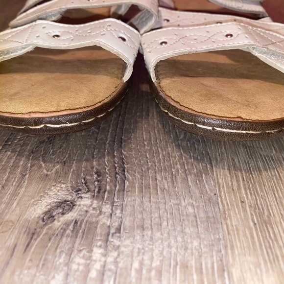 Studio Works comfort sandals white size  7
New! Velcro straps NWOT - Picture 5 of 6